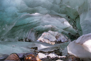 Eishöhle im Vernagtferner der Ötztaler Alpen (Foto: OEAV, N. Span)