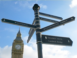 Wegweiser: Manchmal entscheidet man im Trübsal besser (Foto: pixelio.de/Becher)