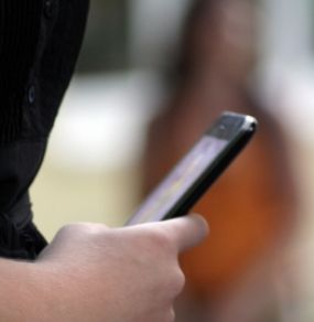 Mobiltelefonie: oft teurer als notwendig (Foto: pixelio.de, Güntzer Havlena)