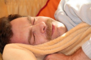 Mann: Schlafmangel und Tinnitus als Teufelskreis (Foto: pixelio.de, Helga Gross)