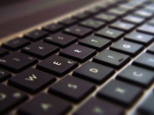 Laptop: Multichanneling ist sehr profitabel (Foto: pixelio.de/K. Bregulla)