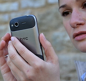 Smartphone: Geräte sind im Alltag angekommen (Foto: pixelio.de/fielperson)