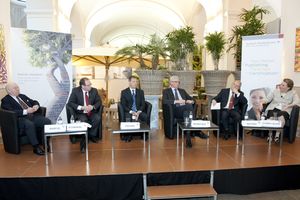 Expertenrunde bei Pressekonferenz zur Bedeutung von Normung am 25. April 2012