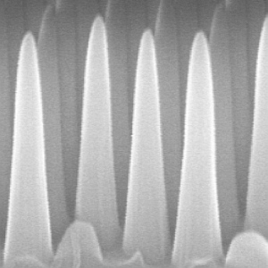 Nano-Struktur: Winzige Kegel verleihen Glas neue Eigenschaften (Foto: MIT)