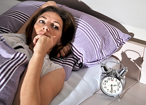 Schlaflos im Bett: Passiert es oft, ist Abklärung nötig (Foto: fotolia/Dan Race)