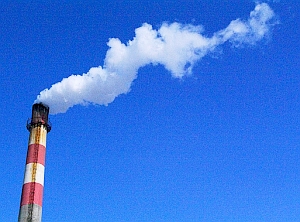 Fabriksschlot: Klima von Produktion und Konsum abhängig (Foto: Flickr/CECAR)