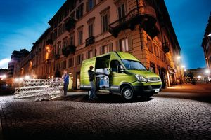 Arbeiter beim Aufladen: Frauenthal bekommt Auftrag (Foto: http://iveco.com)
