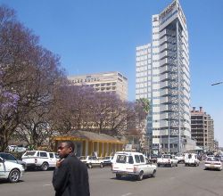 Harare: Restgeld auf das Handy wird Trend (Foto: Wikipedia, cc Damien Farrell)