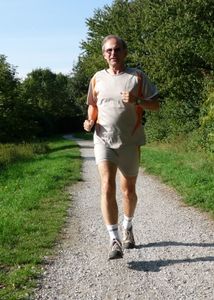 Jogger: Männer werden laufend älter (Foto: pixelio.de, Dieter Schütz)