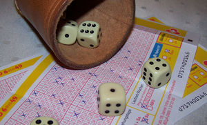 Lottoschein und Würfel: Tipp24 fährt Gewinn ein (Foto: pixelio.de, Rolf Handke)