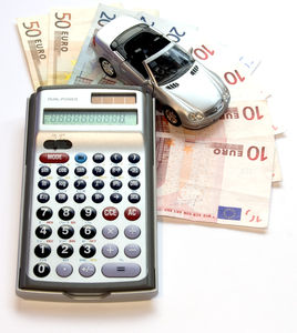 Rechner und Geld: Betrug sorgt für Unmut (Foto: pixelio.de, Thorben Wengert)