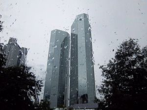 Bankenviertel: Kunden wollen Geldinstitut wechseln (Foto: pixelio.de/R. Szielis)