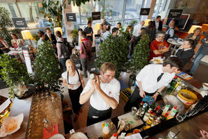Die Cocktail-Bar als Mittelpunkt der Karriere-Lounge (Foto Thomas Lerch)