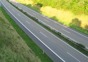 Leere Autobahn: Mobilität stark im Wandel, zeigen Experten (Foto: pixelio/Heike) Leere Autobahn: Mobilität stark im Wandel, zeigen Experten (Foto: pixelio/Heike)