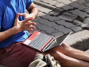 Mann mit Laptop: deutscher Markt hart umkämpft (Foto: pixelio.de, Dieter Schütz)