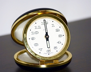 Wecker: Verkürzt für Gesundheit wichtige Schlafenszeit (Foto: pixelio.de/Wrw)