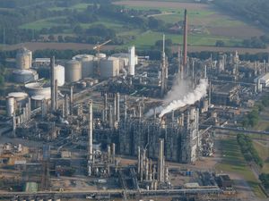 Raffinerie: H&R gut dabei (Foto: pixelio.de, Dieter Schütz)