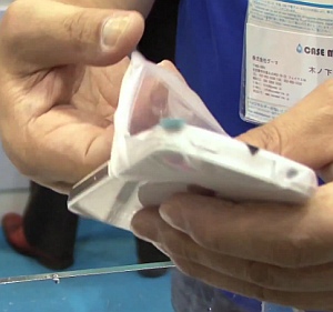 Case Marine: Kondom-Hülle schützt iPhone  vor Wasser (Foto: DigInfoTV)