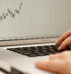 Chart: Investitionen in IT zahlen sich aus (Foto: pixelio.de, Marko Greitschus)
