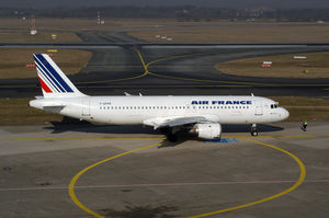 Flugzeug: Air France setzt Sparstift an (Foto: pixelio.de, Dietmar Meinert)