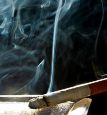 Zigarette: Rauch schädigt Lungengewebe nachhaltig (Foto: pixelio.de, birgitH)