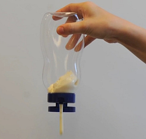 LiquiGlide: Beschichtung erlaubt rückstandslose Entleerung (Foto: FastCompany) LiquiGlide: Beschichtung erlaubt rückstandslose Entleerung (Foto: FastCompany)