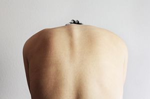 Rücken: Häufig Pufferzone für Stress in der Arbeit (Foto: aboutpixel.de/Marshi)