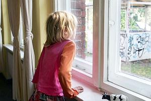 Mädchen am Fenster: Mio. Kinder leben ausgeschlossen (Foto: UNICEF/Breloer)