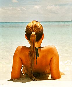 Frau am Strand: Tagträumer vergessen Schattenseiten (Foto: pixelio.de/Schreck)