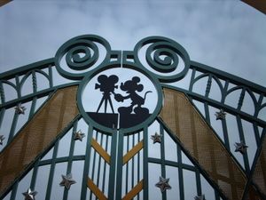 Tor zu Disney: ungesunde Nahrung bleibt draußen (Foto: pixelio.de, daskatzerl)