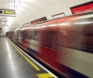 U-Bahn: Bei Handykontakt Werbung (Foto: pixelio.de, Markus Birth)