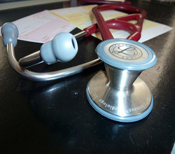 Stethoskop: Ärzte wehren sich gegen die Regierung (Foto: pixelio.de, A. Damm)