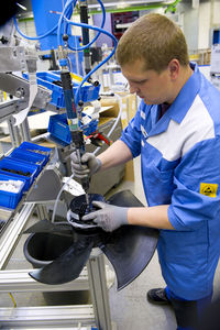 Montage hocheffizienter elektronisch geregelter Ventilatoren (Foto: ebm-papst)