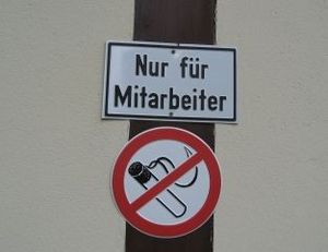 Verbotsschild: Rauchen wird zum Karrierekiller (Foto: pixelio.de, Ingrid Ruthe)
