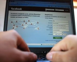 Facebook: öffentliche Postings im Netz entblößt (Foto: pixelio.de, F. Gopp)