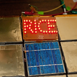 Solarpanel: lässt dank Streichakku Leuchtschrift glühen (Foto: Rice U.)
