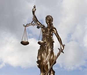 Justizia: wird in Zukunft zum Cyborg (Foto: pixelio.de, Thorben Wengert)