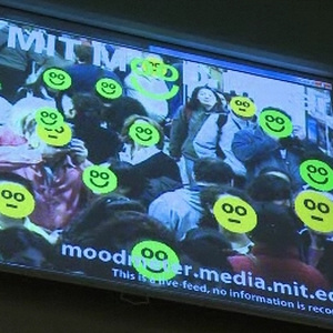Mood Meter: Signalisiert Laune mit Smileygesichtern (Foto: MIT)