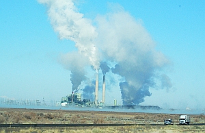 Fabriksschlote: Abgase sind Erbe künftiger Generationen (Foto: Flickr/Gordon)