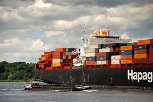 Containerschiff: immer mehr davon gehen pleite (Foto: pixelio.de, Bernd Sterzl)
