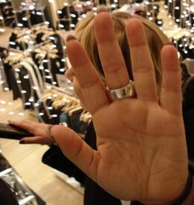 Foto-Abwehr: kein Facebook-Ärger (Foto: pixelio.de, Kigoo Images) Foto-Abwehr: kein Facebook-Ärger (Foto: pixelio.de, Kigoo Images)