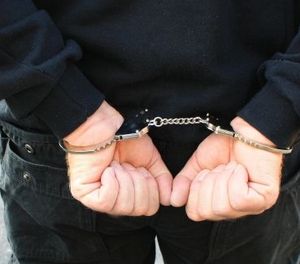 Verhaftung: Anonymous greift Pädophile an (Foto: pixelio.de, Rike)