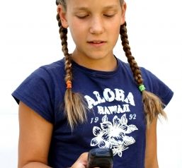 Kind mit Handy: mitunter kostspielig (Foto: pixelio.de, Stephanie Hofschlaeger)