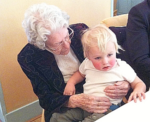 Hundertjährige mit Kind: Herbstgeborene werden älter (Foto: Flickr/Maudib)