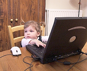 Mädchen mit Laptop: eBay-Konten für Kinder in Planung (Foto: Flickr/Mouraux)