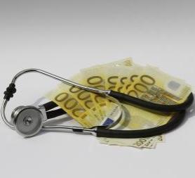 Stethoskop und Geld: Ärzte kassieren kräftig ab (Foto: pixelio.de, H. Hautumm)