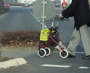 Ungeschützt im Verkehr: Handy schützt (Foto: pixelio.de, U. Dreiucker)