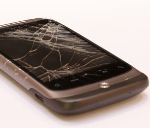 Kaputtes Smartphone: schlimmes Malheur (Foto: pixelio.de, Marvin Siefke )