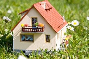 Häuschen: Wetter bestimmt Kaufpreis (Foto: pixelio.de/Wengert)