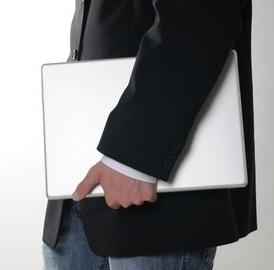 Bewerber mit Notebook: Jobsuche im Netz hat Vorteile (Foto: pixelio.de, J. Bork)